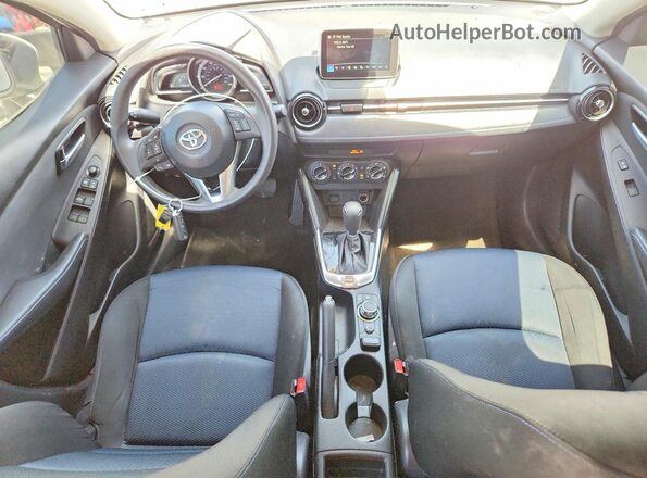 3MYDLBYV8JY305565 2018 TOYOTA YARIS White Widok deski rozdzielczej