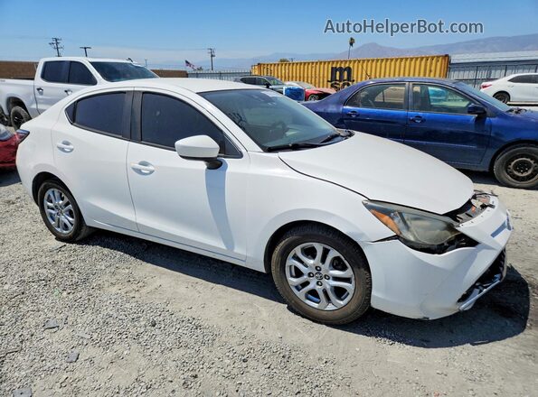 3MYDLBYV8JY305565 2018 TOYOTA YARIS White Przód prawy