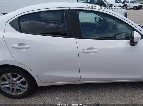 3MYDLBYV8JY307445 2018 TOYOTA YARIS IA White Սալոնի հետևի տեսք