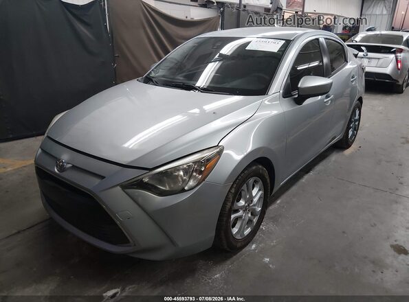 3MYDLBYV8JY321555 2018 TOYOTA YARIS IA Silver Front left