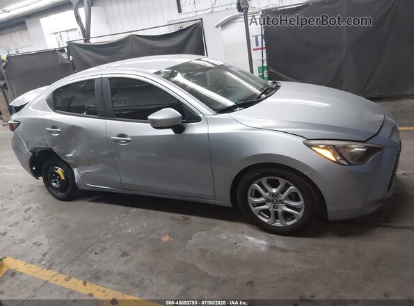 3MYDLBYV8JY321555 2018 TOYOTA YARIS IA Silver 360 interior view