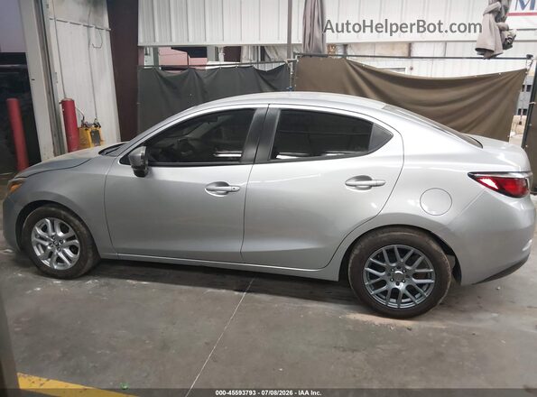 3MYDLBYV8JY321555 2018 TOYOTA YARIS IA Silver 
