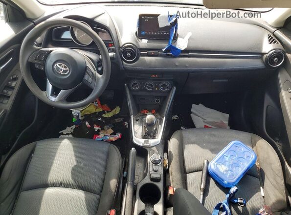 3MYDLBYV8JY324519 2018 TOYOTA YARIS White Вид панелі приладів