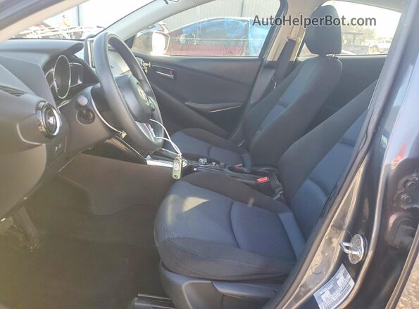 3MYDLBYV9HY152740 2017 TOYOTA YARIS Charcoal Widok wnętrza z przodu