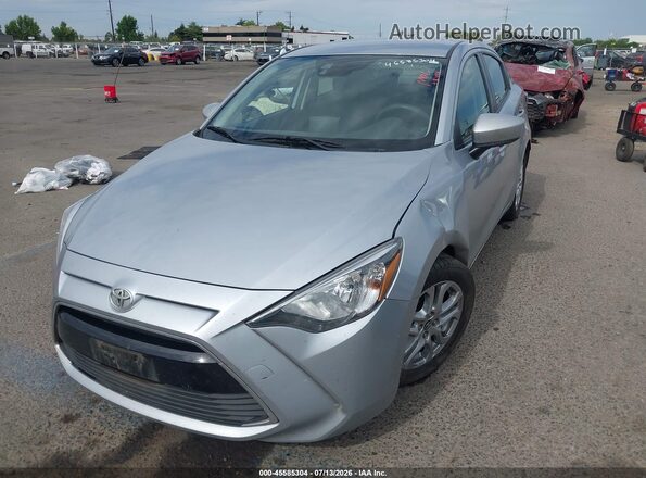 3MYDLBYV9HY153029 2017 TOYOTA YARIS IA Silver წინა მარცხენა ხედი სამი მეოთხედიდან
