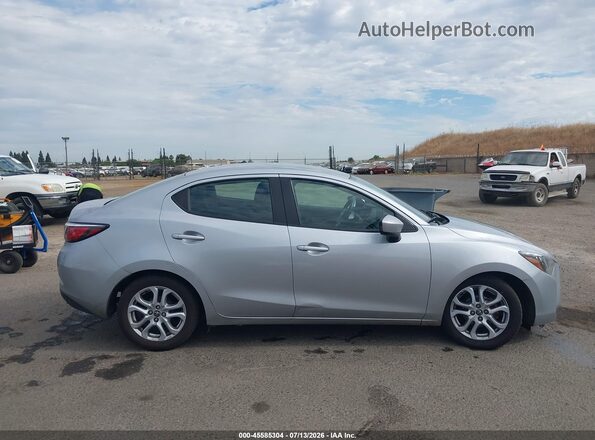 3MYDLBYV9HY153029 2017 TOYOTA YARIS IA Silver უკანა სალონის ხედი