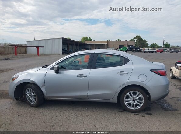 3MYDLBYV9HY153029 2017 TOYOTA YARIS IA Silver სალონის 360-გრადუსიანი ხედი