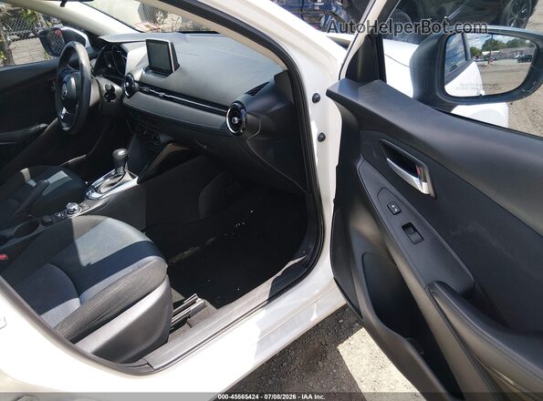 3MYDLBYV9HY187701 2017 TOYOTA YARIS IA White წინა სალონის ხედი