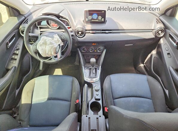 3MYDLBYV9JY300438 2018 TOYOTA YARIS Синий Вид панели приборов