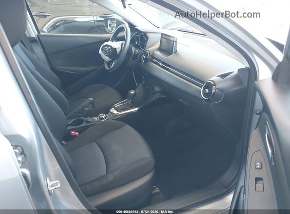 3MYDLBYV9JY325856 2018 TOYOTA YARIS IA Gray Вид салону спереду