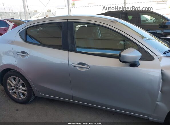 3MYDLBYV9JY325856 2018 TOYOTA YARIS IA Gray Вид задньої частини салону