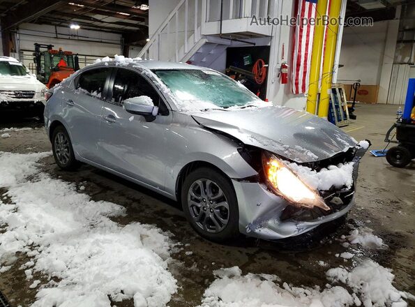 3MYDLBYV9KY503380 2019 TOYOTA YARIS Серебряный Передняя правая четверть