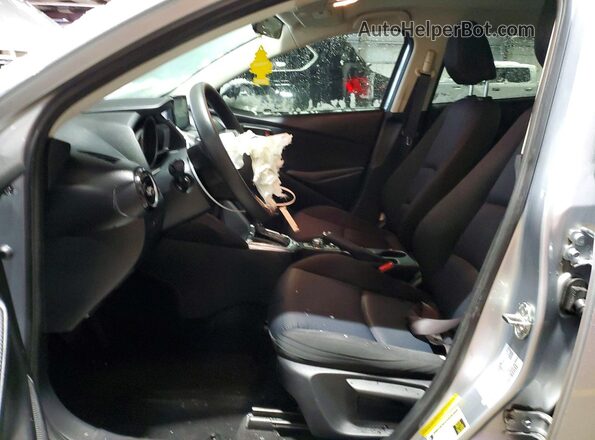 3MYDLBYV9KY503380 2019 TOYOTA YARIS Серебряный Вид салона спереди