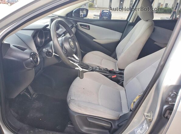 3MYDLBYV9KY523063 2019 TOYOTA YARIS Silver Սալոնի դիմացի տեսք