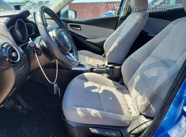 3MYDLBYV9KY527520 2019 TOYOTA YARIS Blue Front interior view