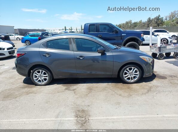 3MYDLBYVXHY152617 2017 TOYOTA YARIS IA Gray Vista interior trasera