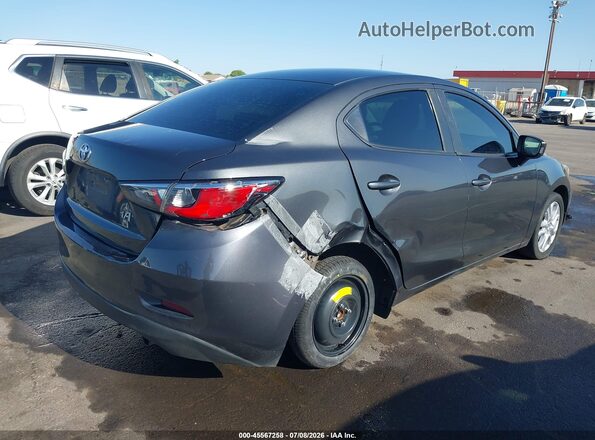 3MYDLBYVXHY170535 2017 TOYOTA YARIS IA Gray Widok z przodu