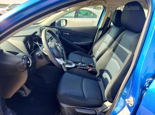 3MYDLBYVXHY178764 2017 TOYOTA YARIS Blue Vista interior delantera