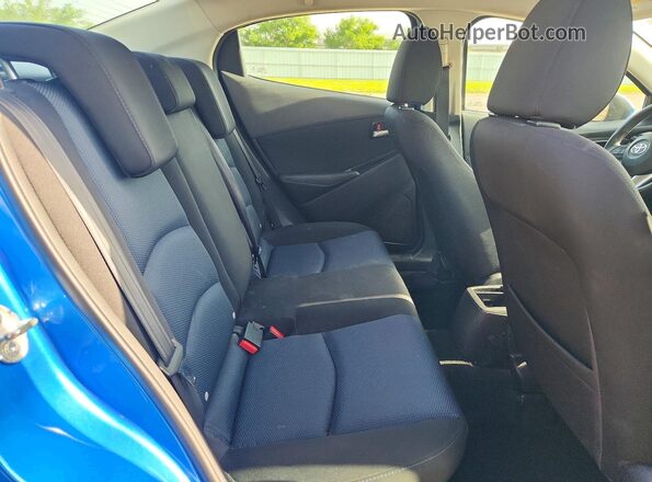 3MYDLBYVXHY178764 2017 TOYOTA YARIS Blue Vista de los asientos traseros