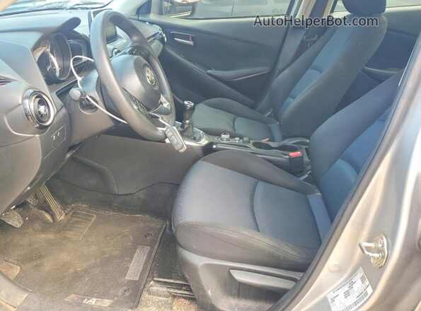 3MYDLBYVXHY192647 2017 TOYOTA YARIS Серебряный Вид салона спереди