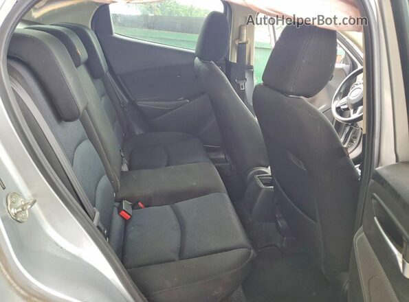 3MYDLBYVXHY192647 2017 TOYOTA YARIS Серебряный Вид задних сидений