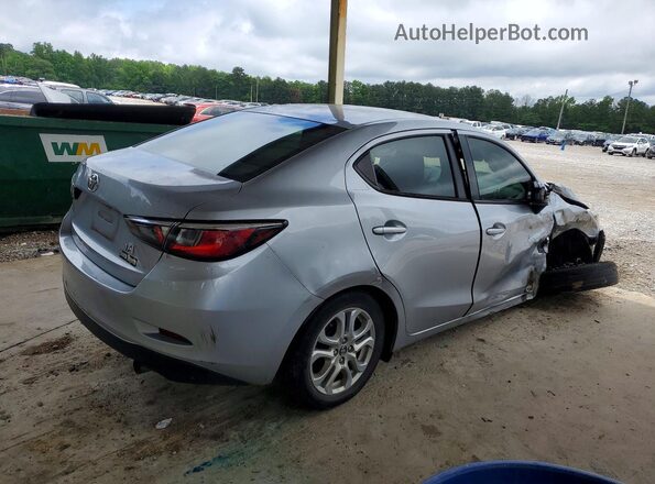 3MYDLBYVXHY192647 2017 TOYOTA YARIS Серебряный Задняя правая четверть