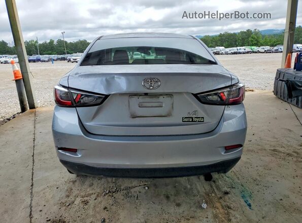 3MYDLBYVXHY192647 2017 TOYOTA YARIS Серебряный Вид сзади