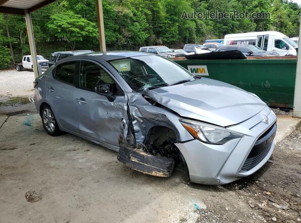3MYDLBYVXHY192647 2017 TOYOTA YARIS Серебряный Передняя правая четверть