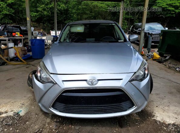 3MYDLBYVXHY192647 2017 TOYOTA YARIS Серебряный Вид спереди