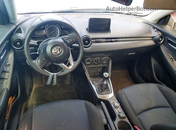 3MYDLBYVXHY192647 2017 TOYOTA YARIS Серебряный Вид панели приборов