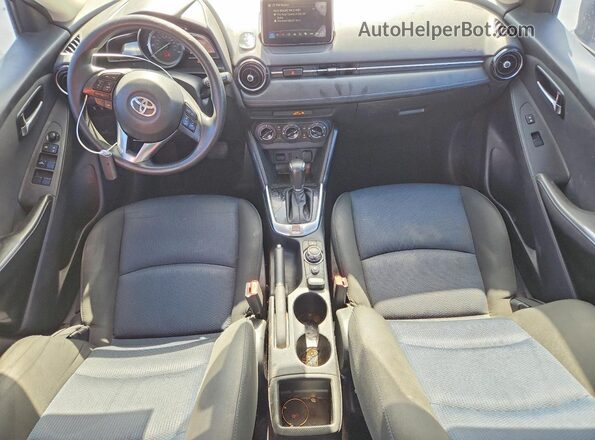 3MYDLBYVXHY196150 2017 TOYOTA YARIS Угольный Вид панели приборов