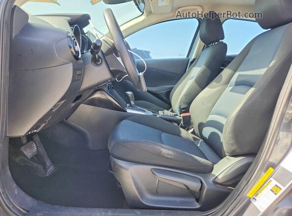 3MYDLBYVXHY196150 2017 TOYOTA YARIS Угольный Вид салона спереди