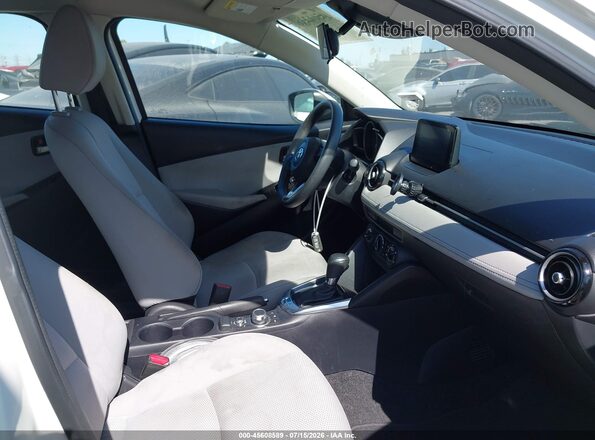 3MYDLBYVXKY513805 2019 TOYOTA YARIS White Front interior view