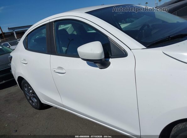 3MYDLBYVXKY513805 2019 TOYOTA YARIS White Rear interior view