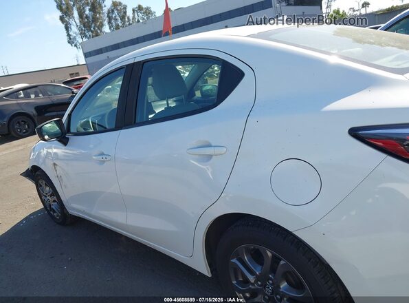 3MYDLBYVXKY513805 2019 TOYOTA YARIS White 360 interior view