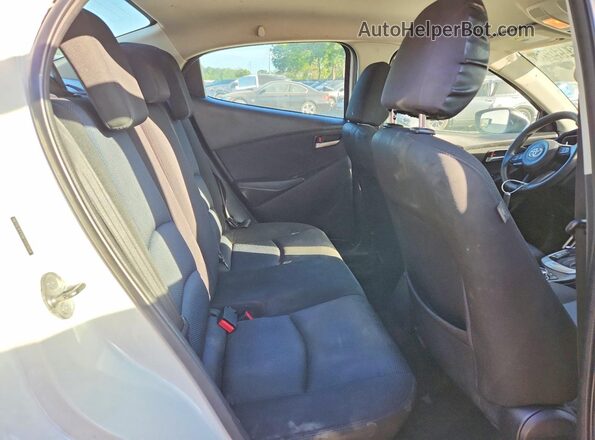 3MYDLBYVXKY517658 2019 TOYOTA YARIS White Вид задніх сидінь