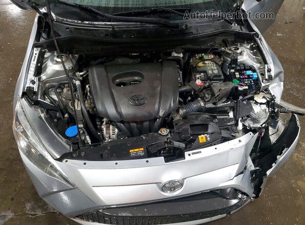 3MYDLBYVXKY517806 2019 TOYOTA YARIS Silver Вид задньої частини салону