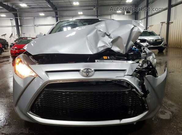 3MYDLBYVXKY517806 2019 TOYOTA YARIS Silver Вид спереду