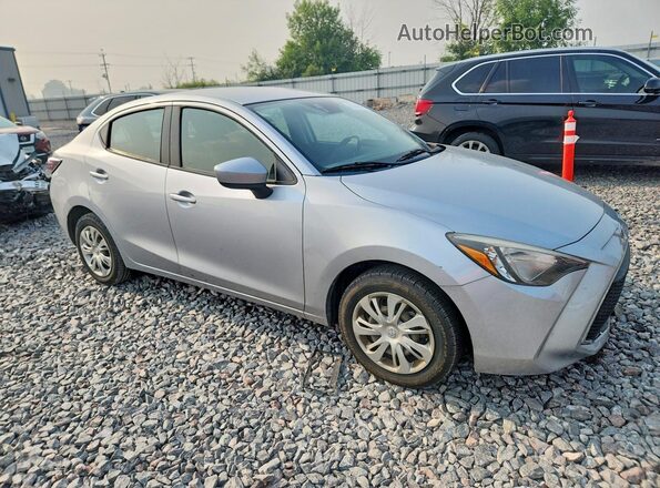 3MYDLBYVXKY525419 2019 TOYOTA YARIS Silver Front right