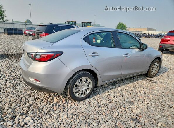 3MYDLBYVXKY525419 2019 TOYOTA YARIS Silver Rear right