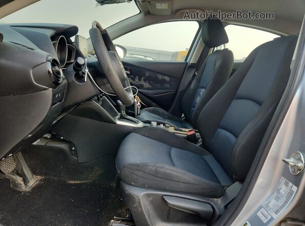 3MYDLBYVXKY525419 2019 TOYOTA YARIS Silver Front interior view