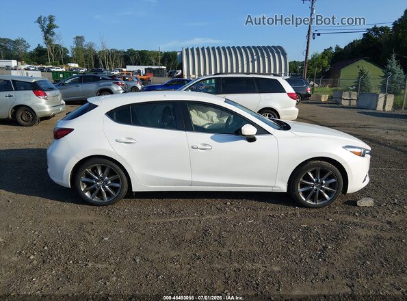3MZBN1L34JM213664 2018 MAZDA 3 Белый Вид задней части салона