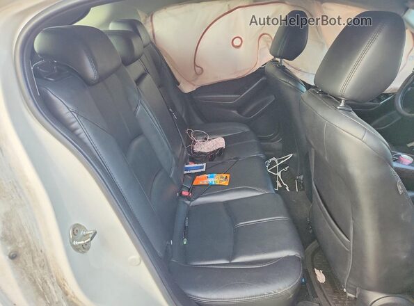 3MZBN1L75HM151771 2017 MAZDA 3 White Vista de los asientos traseros