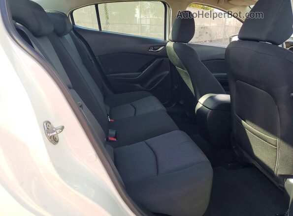 3MZBN1U71JM202915 2018 MAZDA 3 White Widok tylnych siedzeń