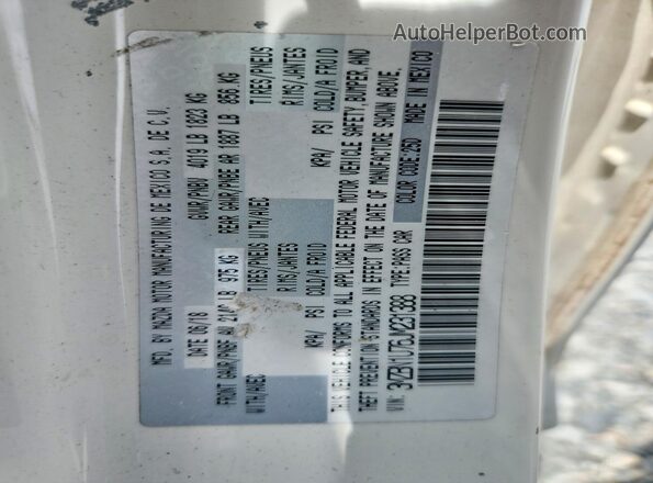 3MZBN1U76JM231388 2018 MAZDA 3 White Vista del compartimento del motor