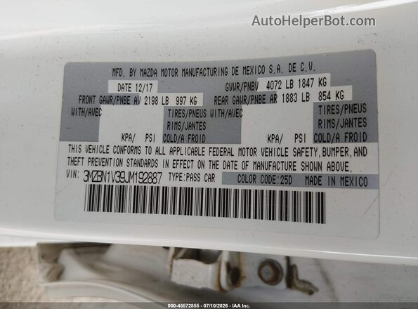 3MZBN1V39JM192887 2018 MAZDA 3 White Vista del compartimento del motor