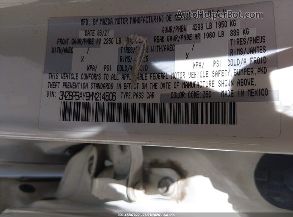 3MZBPBAY9MM214506 2021 MAZDA 3 White Vista del compartimento del motor