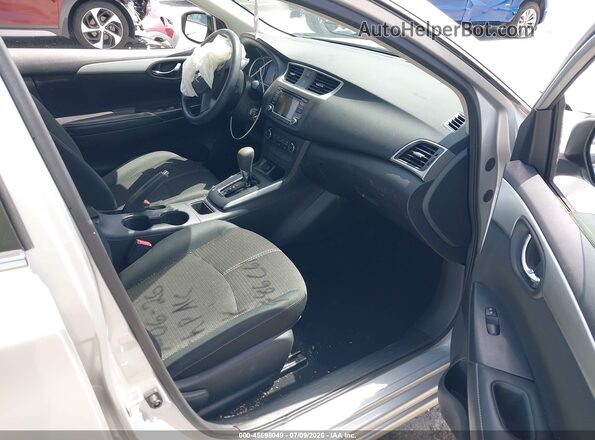 3N1AB7AP2JY232743 2018 NISSAN SENTRA Silver Вид салону спереду