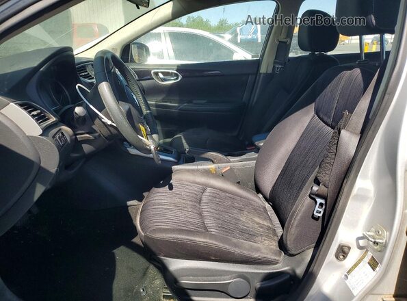 3N1AB7AP5JY245681 2018 NISSAN SENTRA Серебряный Вид салона спереди
