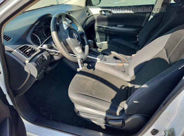 3N1AB7AP9JY214689 2018 NISSAN SENTRA Белый Вид салона спереди